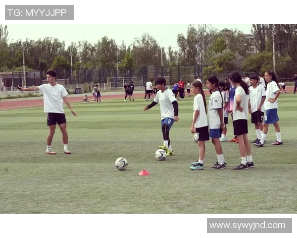 足球明星携手儿童创作梦想之旅展现青春活力与无限可能 足球明星携手儿童创作梦想之旅展现青春活力与无限可能