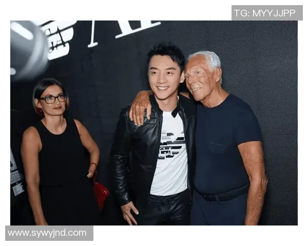 陈冠希与多位足球明星亲密合影揭示体育与娱乐界的跨界友谊 陈冠希与多位足球明星亲密合影揭示体育与娱乐界的跨界友谊